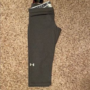 NWT Women’s Under Armour Fitted capris size L